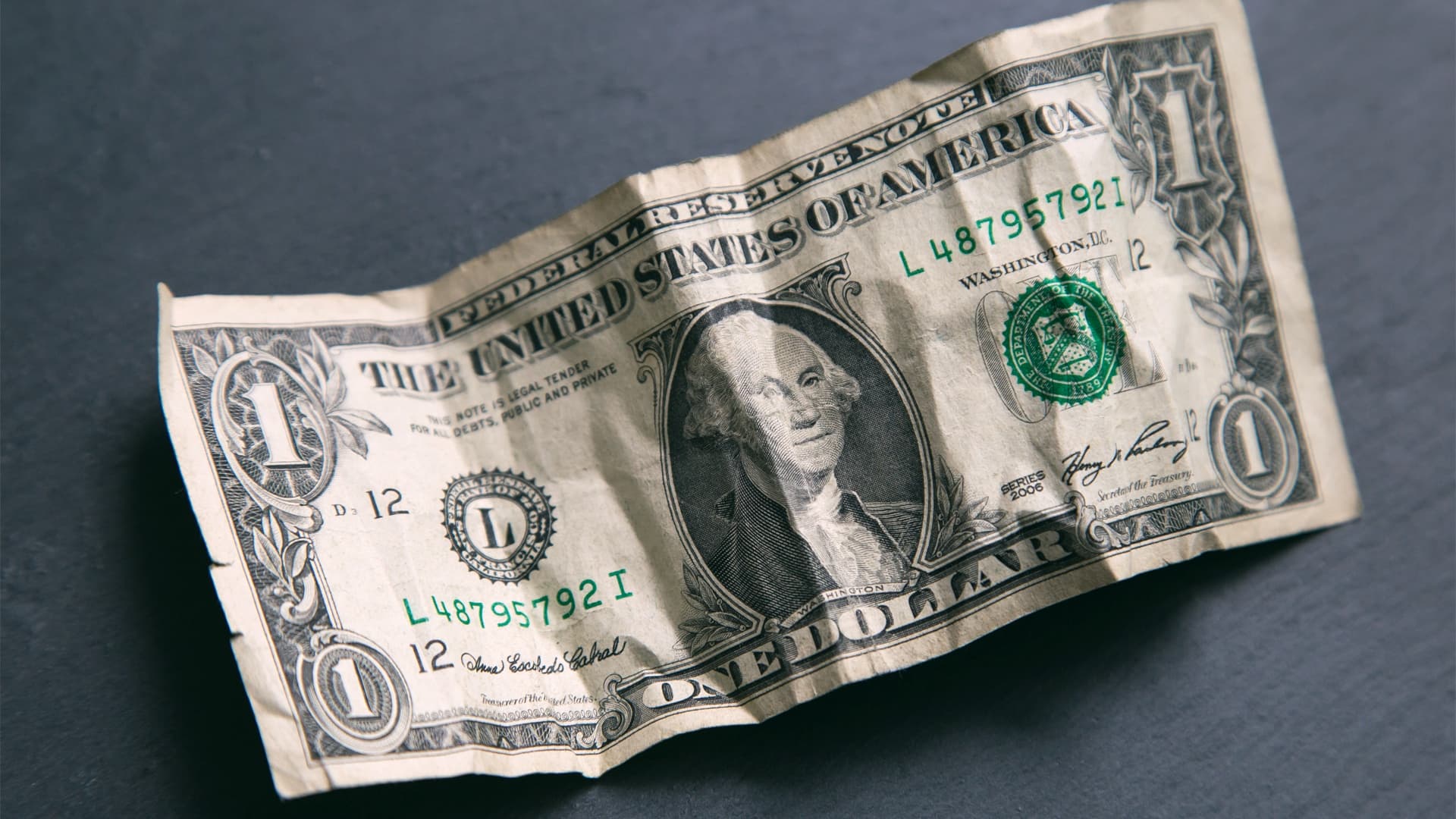 Hedge Funds Are Shorting the U.S. Dollar For the First Time in Two Years